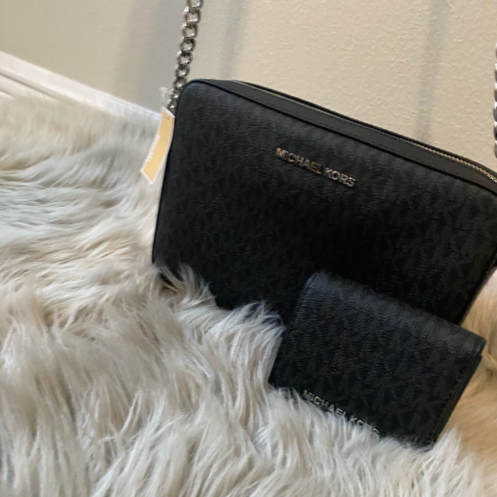 Michael Kors LG crossbody & matching wallet - Picture 6 of 7